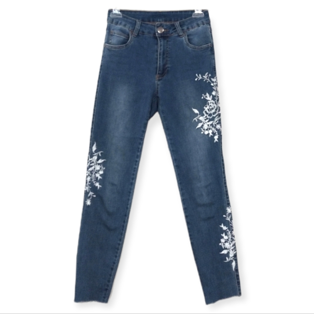 Nineteen 91 Embroidered Cropped Skinny Jeans